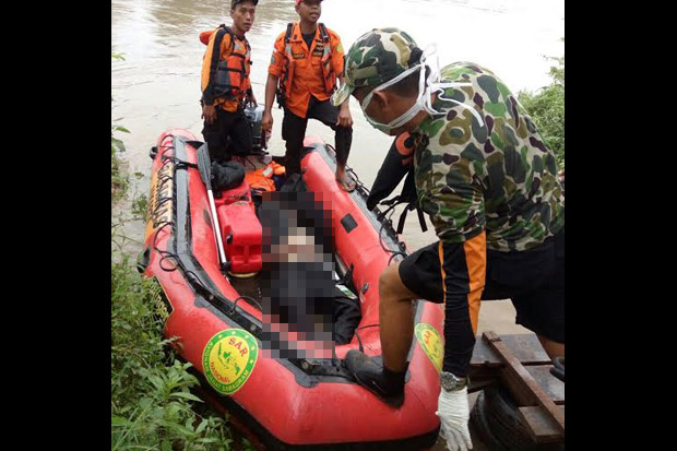 Mandi di Kali Perum,...