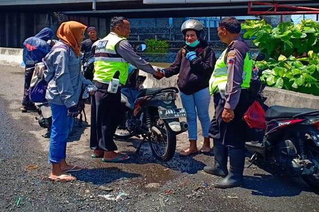 Polisi Nyeker Dorong...