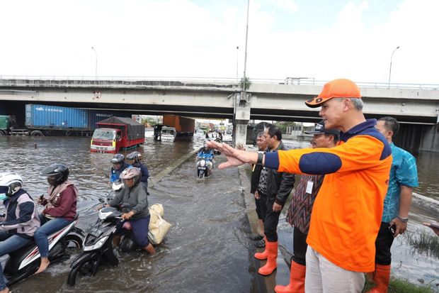Banjir Parah Kaligawe,...