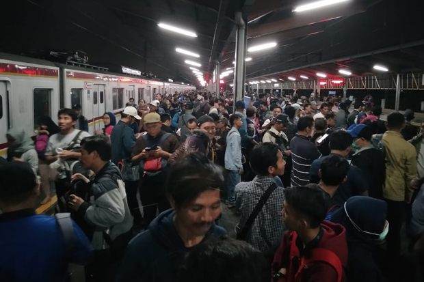 KRL Commuter Line Keluarkan...