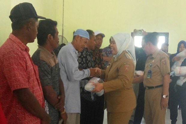 Bupati Kobar Beri Bantuan...