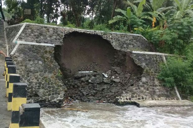 2 Tanggul di Sleman...