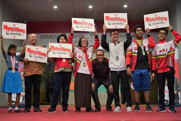 Menpora Berikan Penghargaan...
