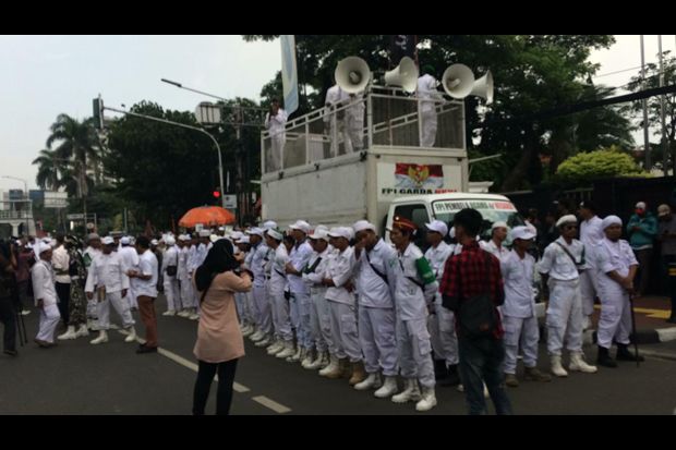 Puluhan Laskar FPI Kawal...