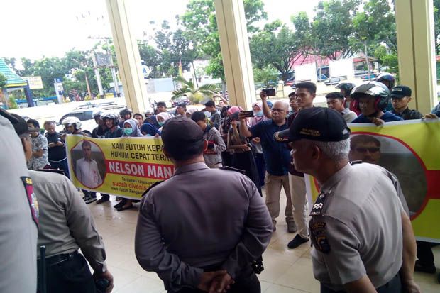 Warga Demo Tuntut Caleg...