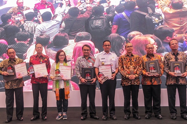 Bank bjb Raih Penghargaan...