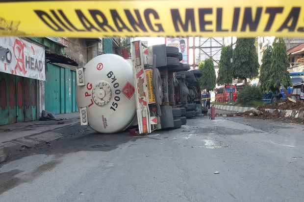 Truk Muatan 15 Ton Gas...