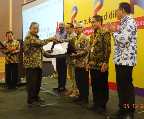 PLN Raih Penghargaan...