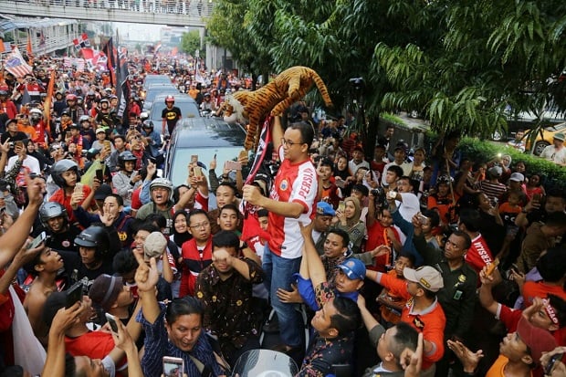 Enggak Punya Tiket,...