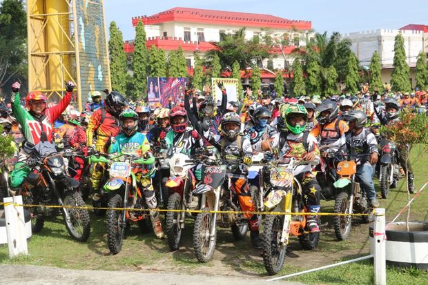 Ribuan Riders Motor...