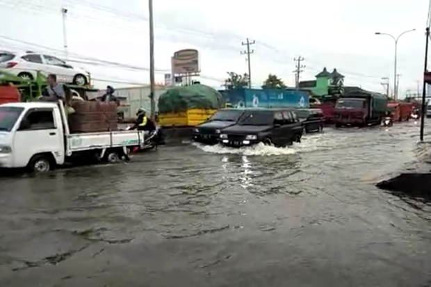Banjir Rendam Jalan...