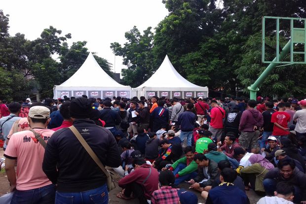 Ratusan Jakmania Antre...