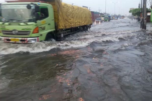 Jalan Rusak Akibat Banjir,...
