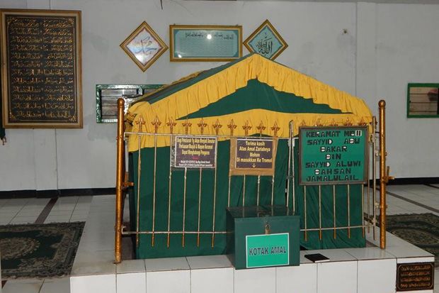 Makam Keramat di Masjid...