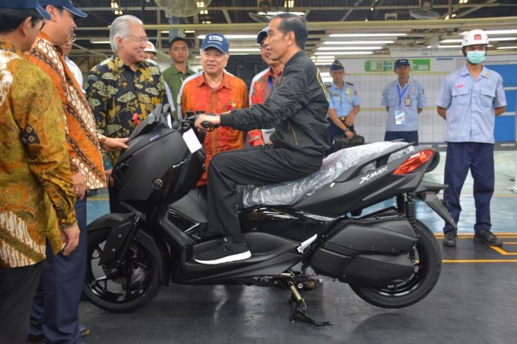 Momen Jokowi Lihat Produksi...