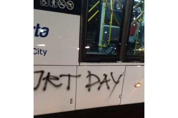 Coret-coret Bus Transjakarta,...