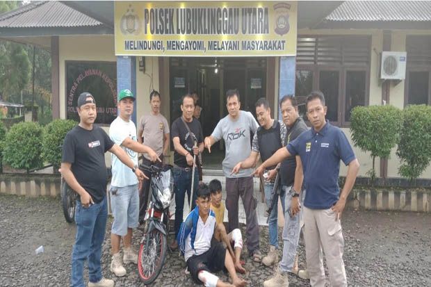 Pukuli Korban dengan...