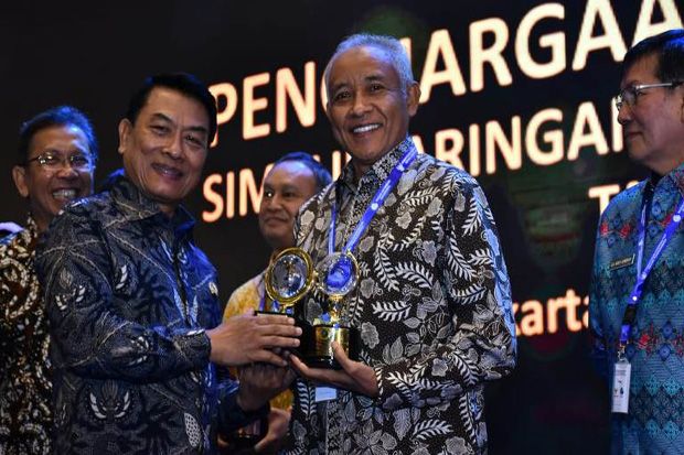 Sleman Raih Penghargaan...