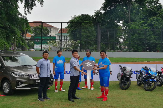SIS Serahkan Hadiah...