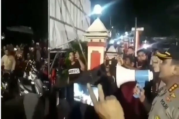 Di Hadapan Massa, Kapolres...