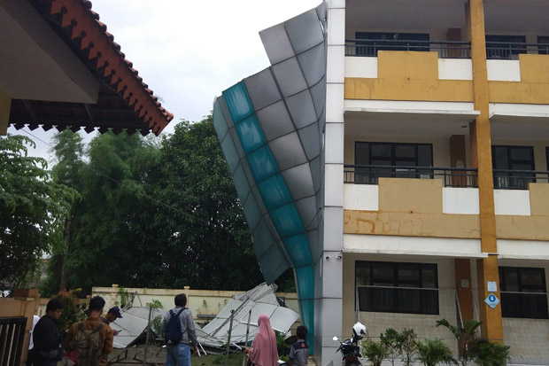Diterjang Hujan Angin,...