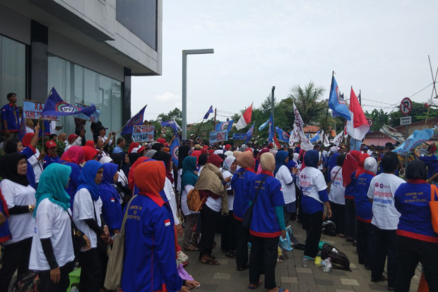 Jadi Korban PHK, Ratusan...