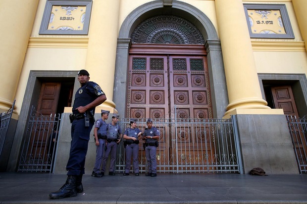 Jemaat Katedral Ditembaki...