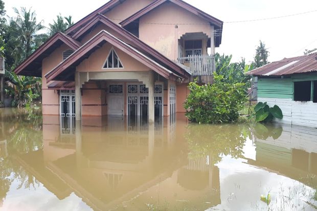 Banjir Rendam Ribuan...