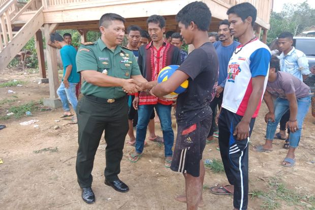 Kesabaran Anggota TNI...