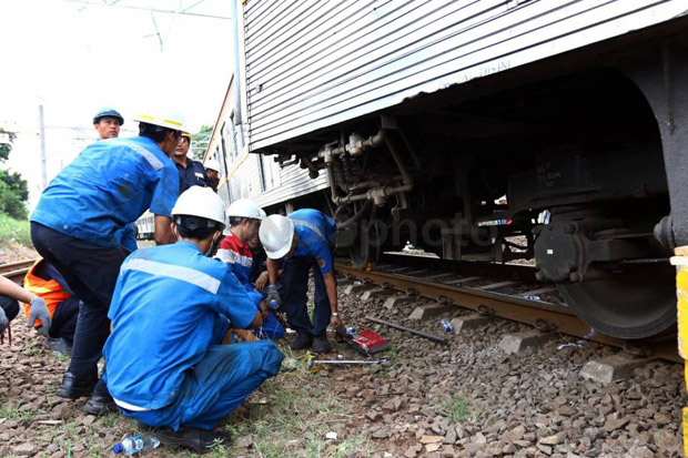 Kereta Anjlok, KRL Lintas...