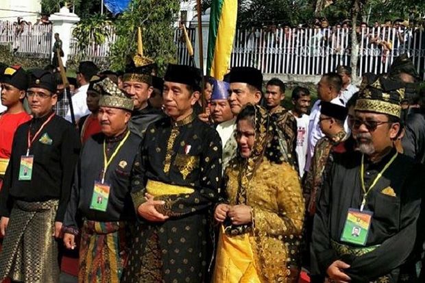Jokowi Terima Gelar...