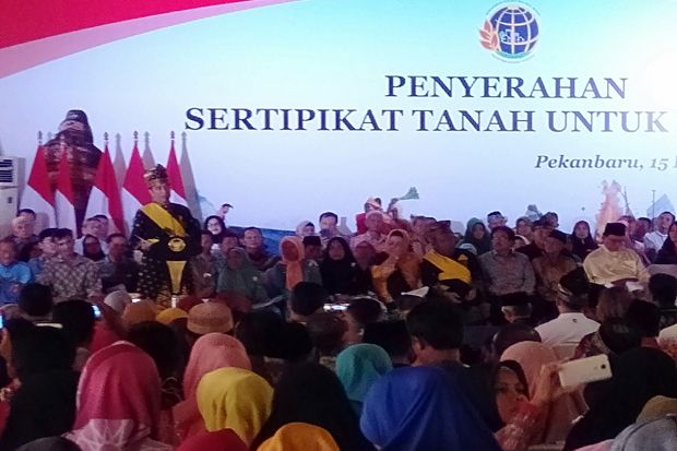 Presiden Jokowi Bagikan...