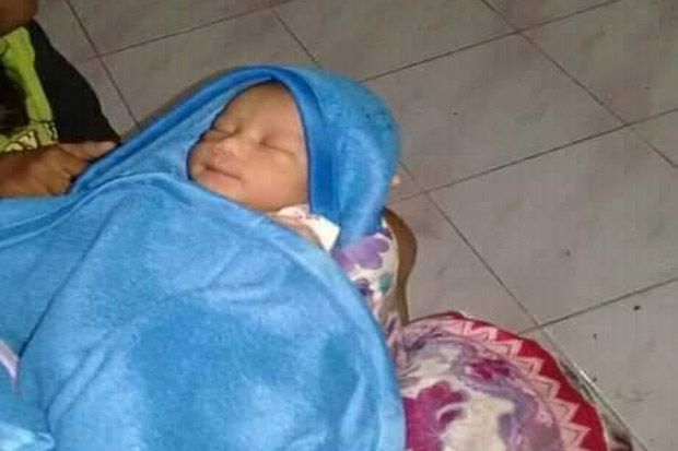 Bayi Dibungkus Kain...