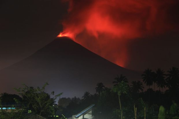 Semburan Abu di Gunung...