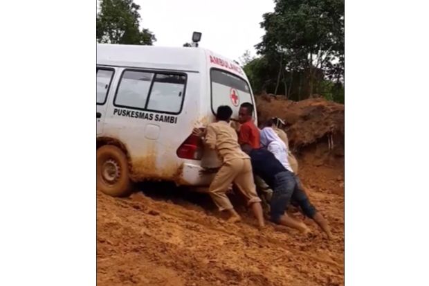 Aksi Petugas Medis Dorong...