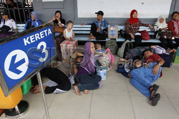 Pemudik Rela Menginap...