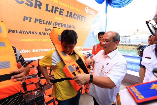 Pelni Berbagi Life Jacket...