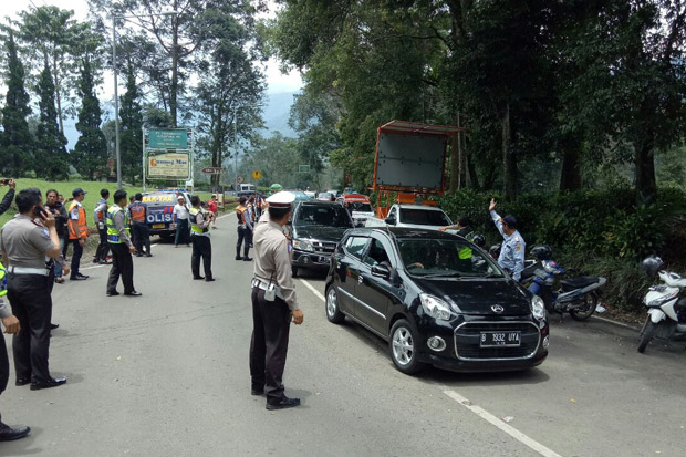 Jalur Puncak Ditutup,...
