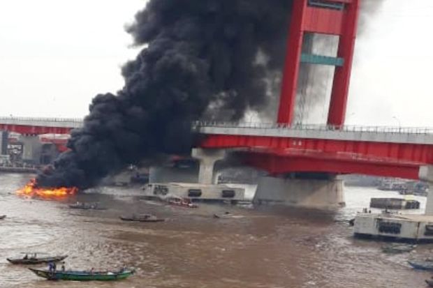 Kapal Pengangkut BBM...