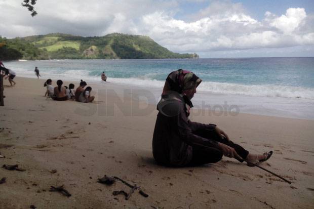 Anyer Disapu Tsunami,...