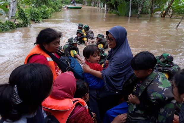 Warga Pengungsi Terus...