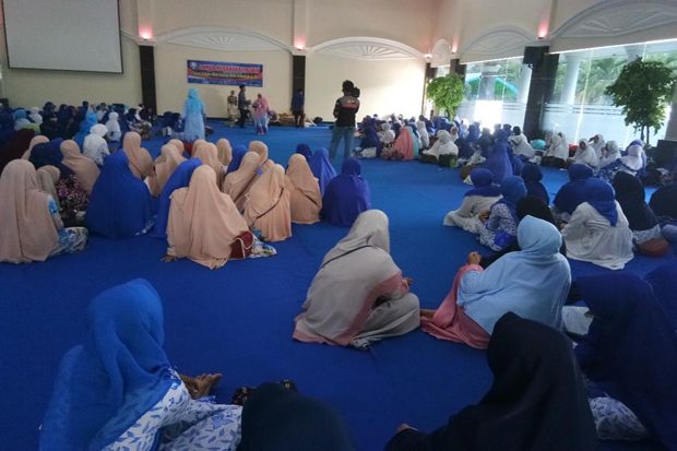 Peringati Hari Ibu,...
