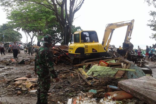 Tim Evakuasi TNI Lakukan...