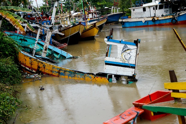 Tsunami Sapu Selat Sunda,...