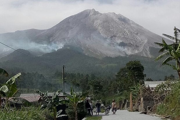 Guguran Lava Pijar Terpantau...