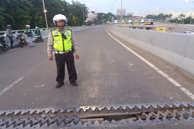Retak Selebar 10 Cm,...