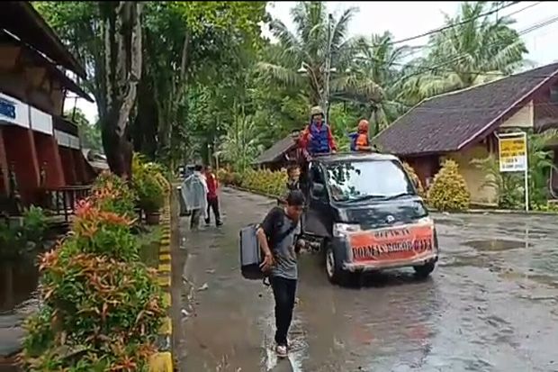Petugas Pencari Korban...