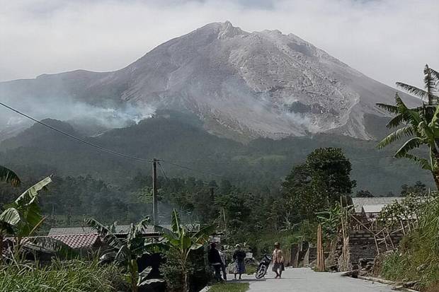 Merapi Keluarkan Guguran...