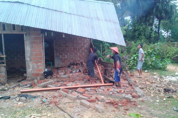 Diterjang Hujan Angin,...