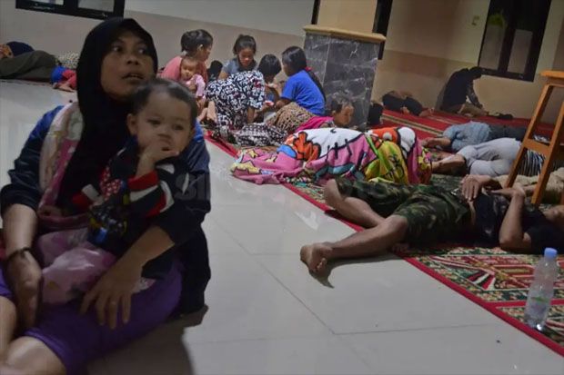 Warga Terdampak Tsunami...